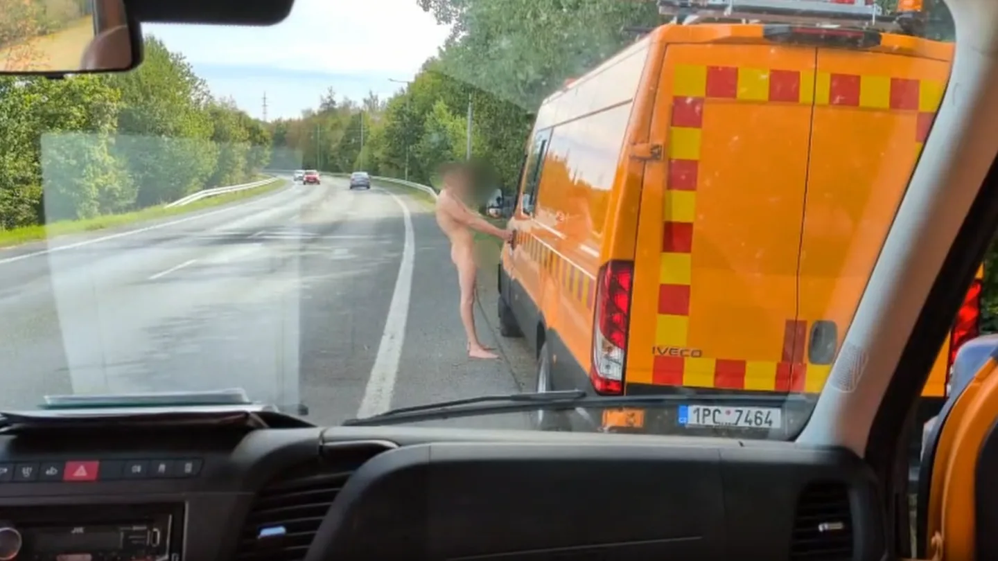 Zcela nahý mladý muž cvičil s klikou u dodávky. Silničáři čelili bizarní situaci