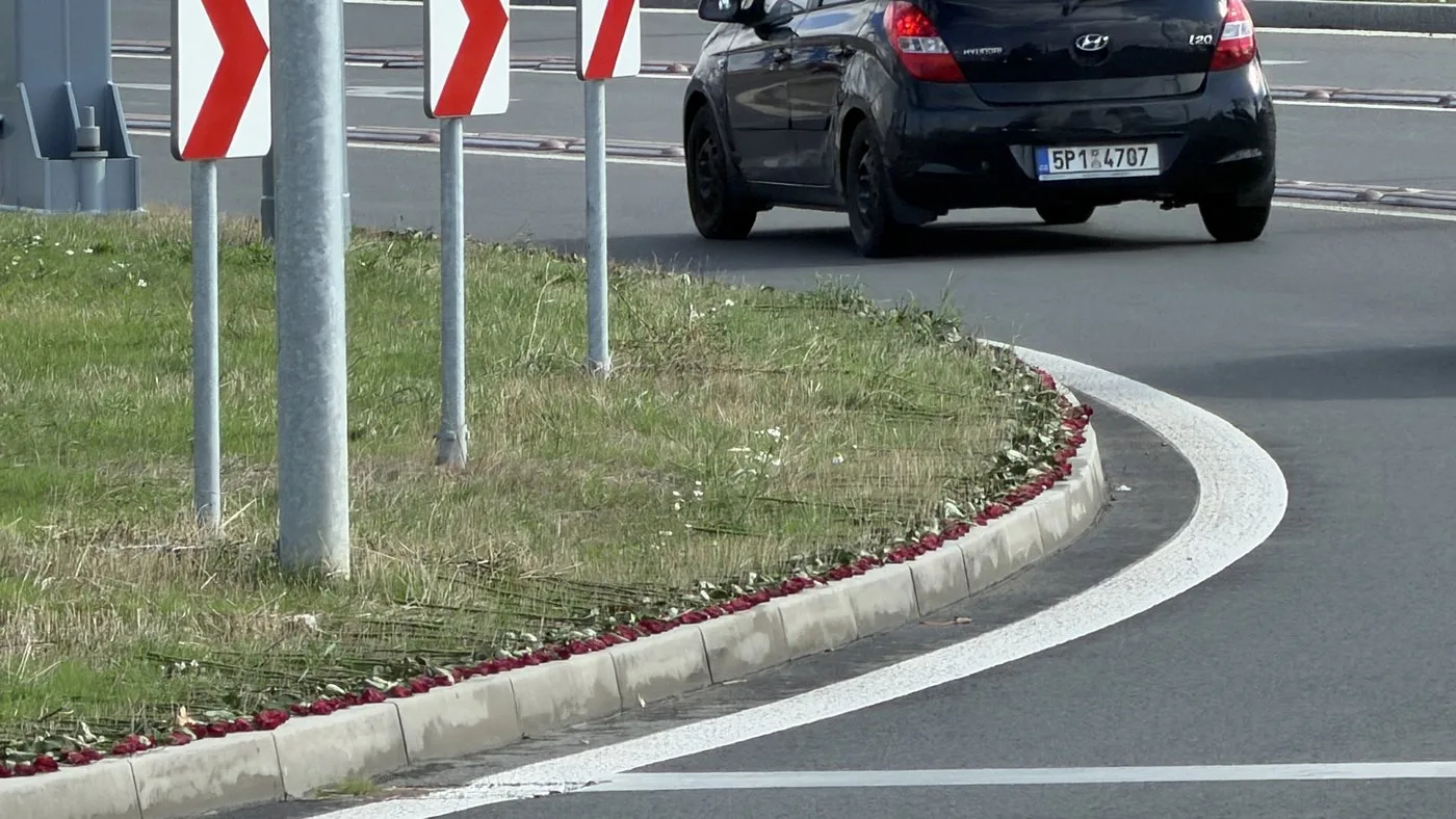 Stovky rudých růží obkroužily obří kruháč na památku čtyř obětí havárie vrtulníku