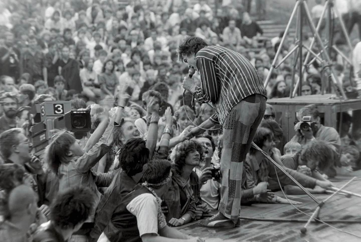 Legendární koncert rozpoutal peklo. Poprvé vidíte 39 let staré fotky Toten Hosen v Plzni