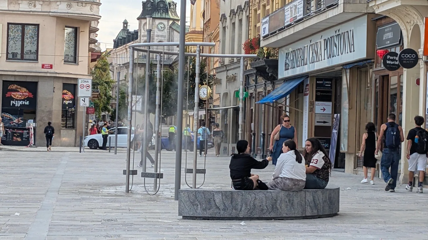 Šibenice nebo klepadlo na koberce? Nová atrakce na náměstí budí rozpaky