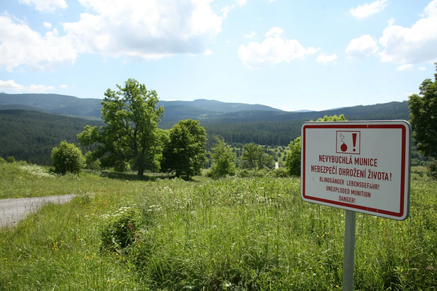 Je tam 200 sudů s nebezpečnými chemikáliemi, uvedl ministr k situaci v NP Šumava