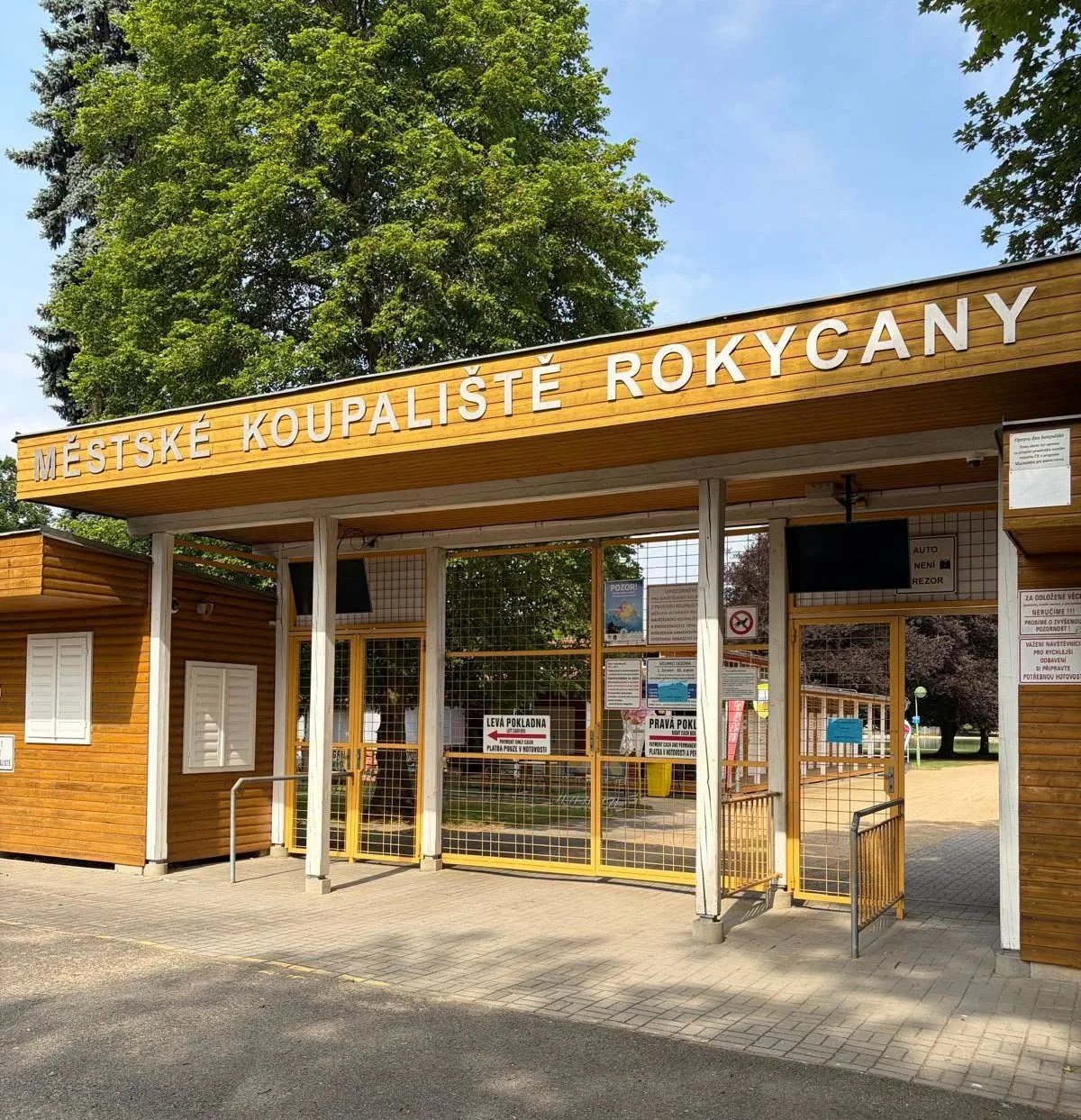 Urážky a výhružky. Návštěvníci koupaliště v poslední den sezony napadli plavčíky