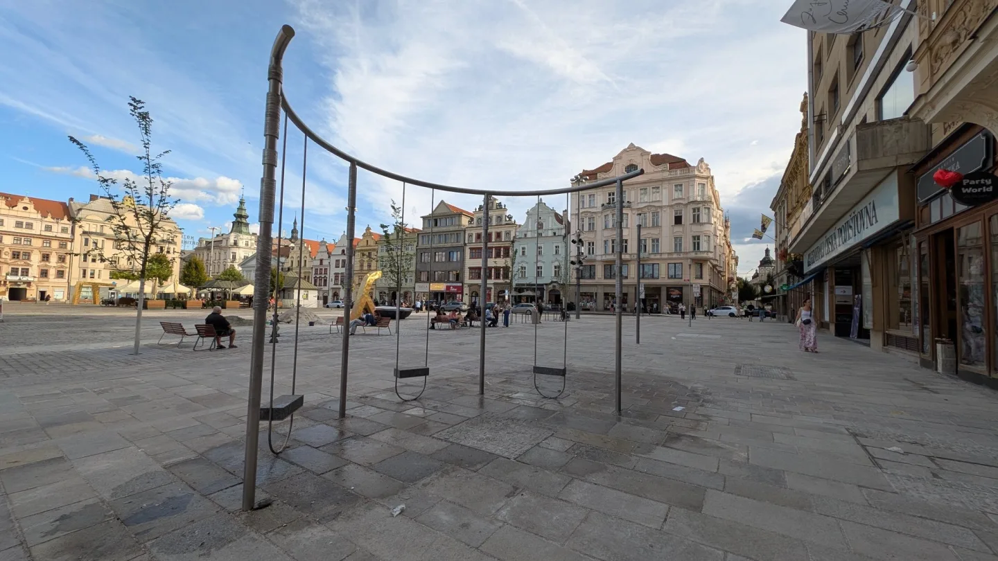 Šibenice nebo klepadlo na koberce? Nová atrakce na náměstí budí rozpaky