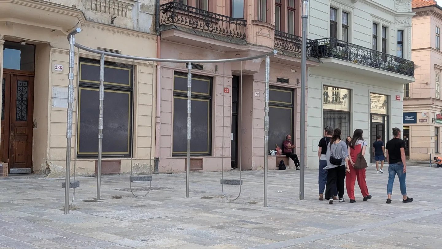 Šibenice nebo klepadlo na koberce? Nová atrakce na náměstí budí rozpaky