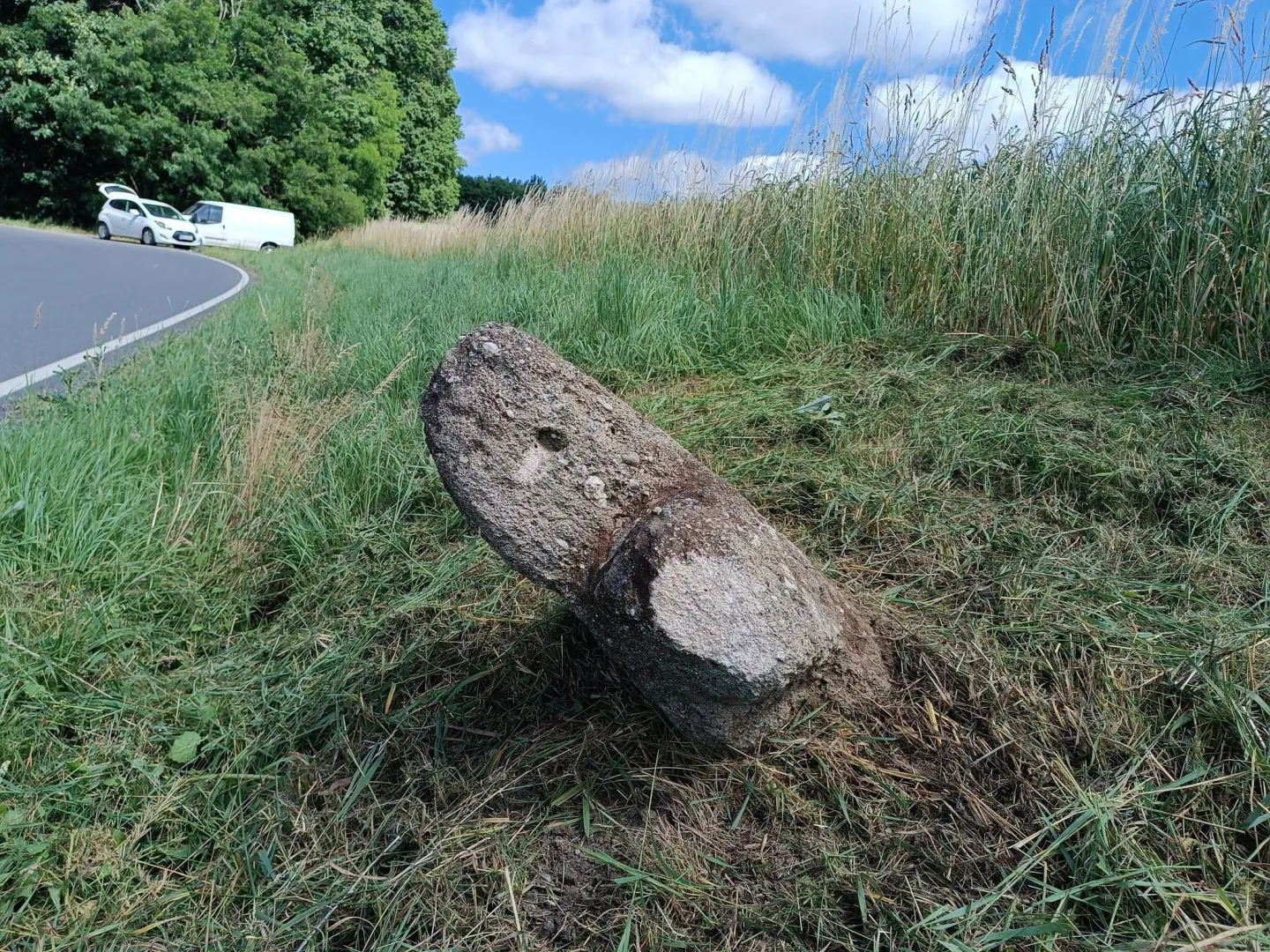 Poškozené rameno kříže v důsledku údržby příkopů