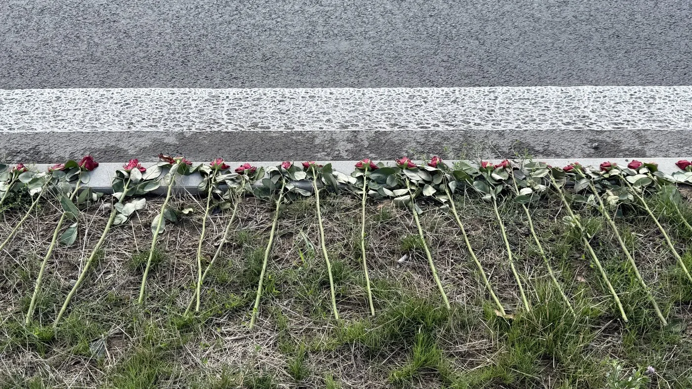 Stovky rudých růží obkroužily obří kruháč na památku čtyř obětí havárie vrtulníku