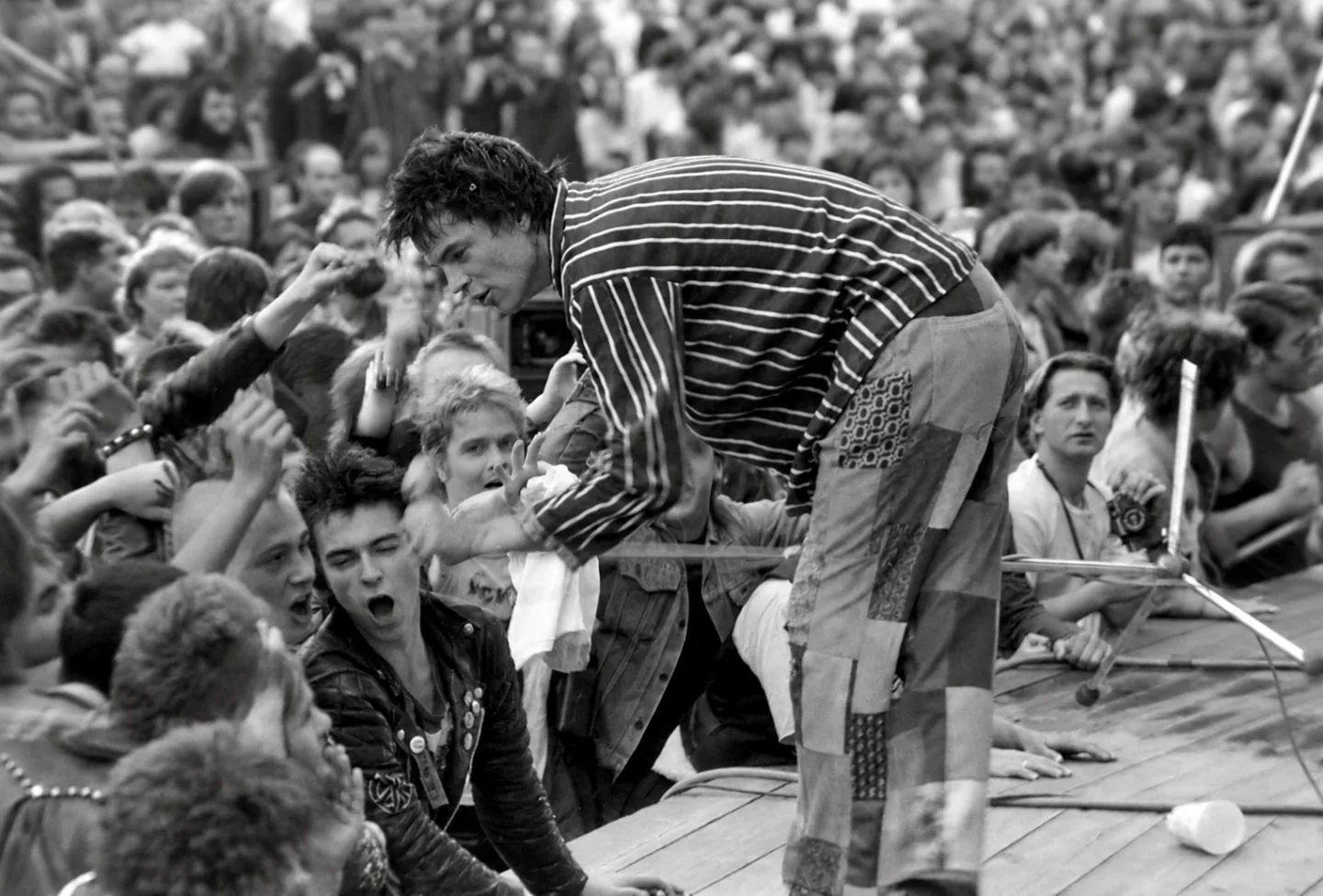 Legendární koncert rozpoutal peklo. Poprvé vidíte 39 let staré fotky Toten Hosen v Plzni