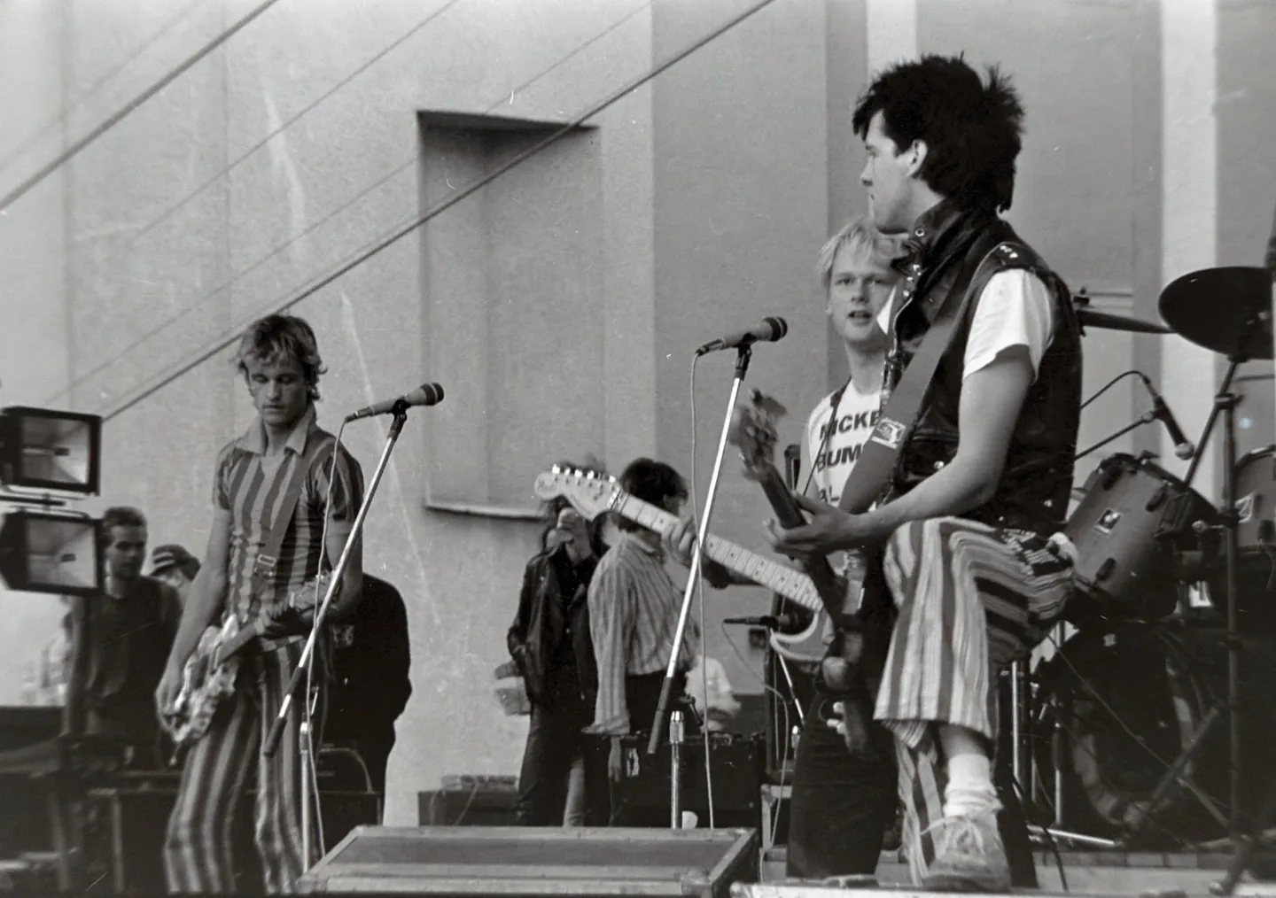 Legendární koncert rozpoutal peklo. Poprvé vidíte 39 let staré fotky Toten Hosen v Plzni