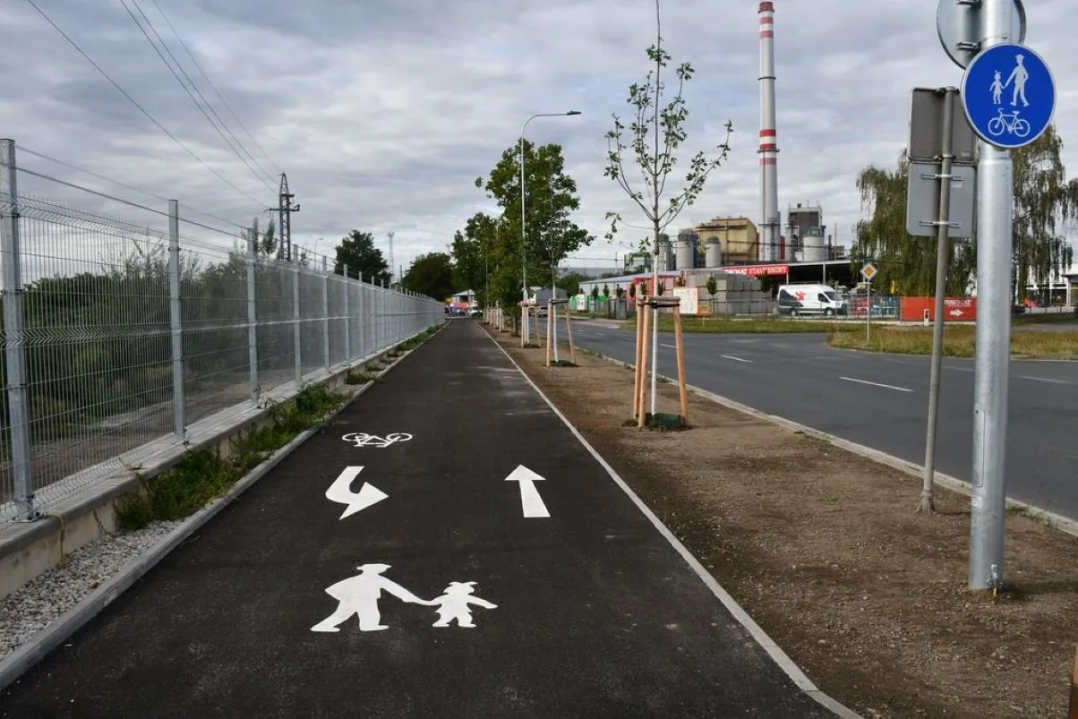 Nová stezka pro pěší a cyklisty propojí Jateční s Doubravkou. Měří 440 metrů