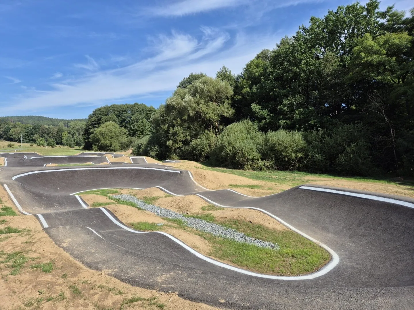 Pod Vysokou se otevřel moderní asfaltový pumptrack za 3,5 milionu korun