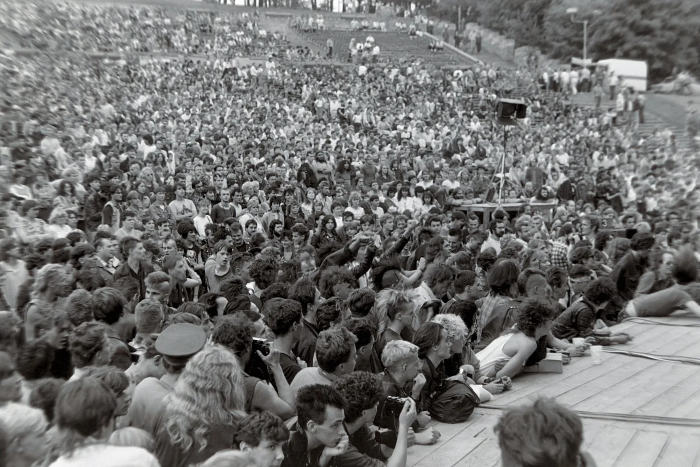 Legendární koncert rozpoutal peklo. Poprvé vidíte 39 let staré fotky Toten Hosen v Plzni
