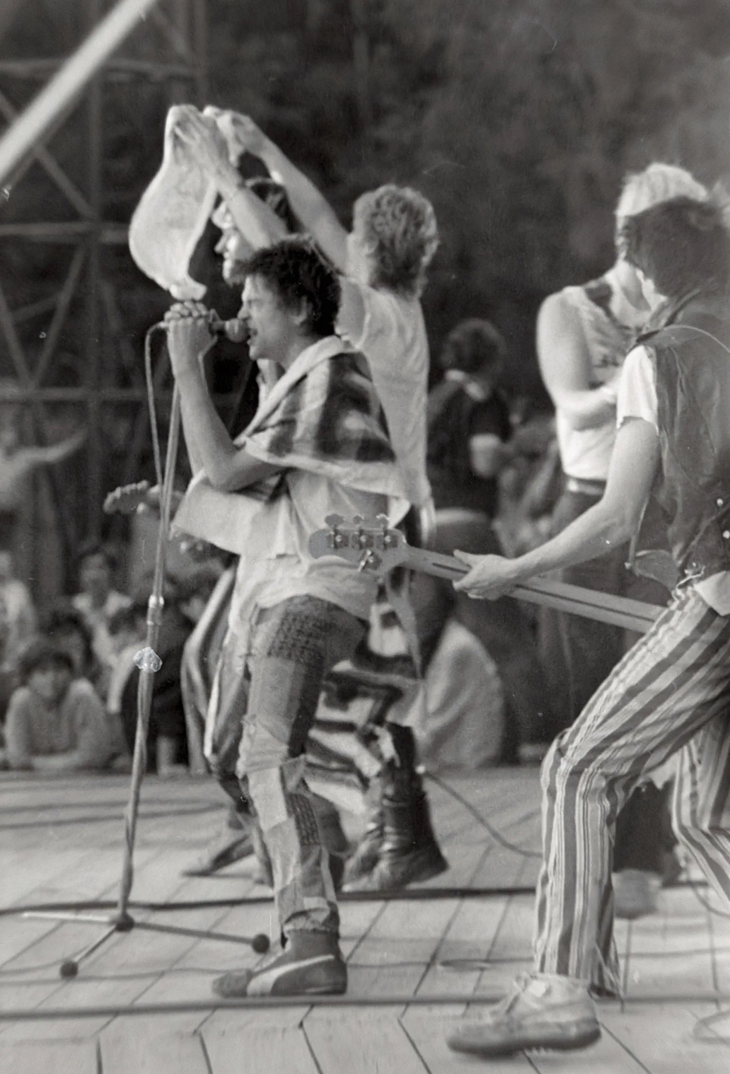 Legendární koncert rozpoutal peklo. Poprvé vidíte 39 let staré fotky Toten Hosen v Plzni