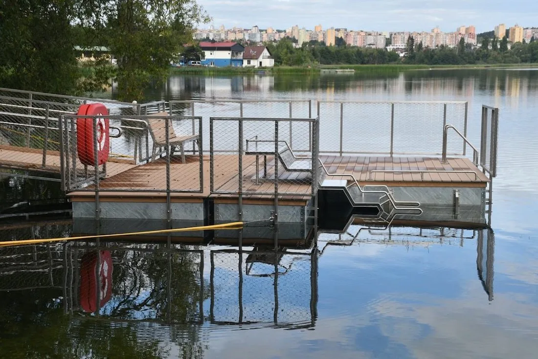Nové zázemí Velkého boleveckého rybníka. Vstup do vody vyšel na 1,7 milionu