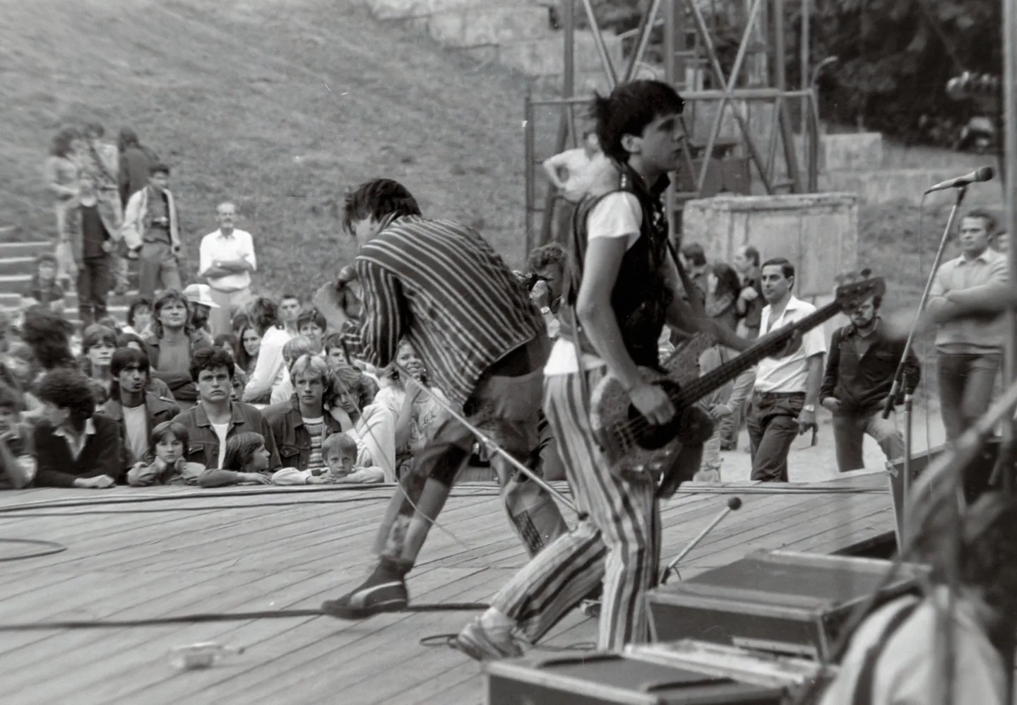 Legendární koncert rozpoutal peklo. Poprvé vidíte 39 let staré fotky Toten Hosen v Plzni