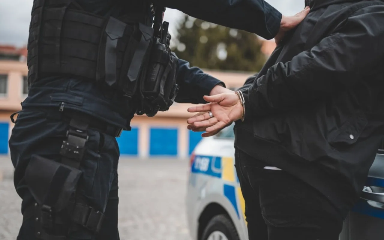 Mladý muž se na polní cestě pokusil surově znásilnit čtyřiašedesátiletou ženu
