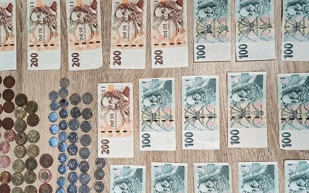 Peněženka plná peněz se vydala na neplánovaný výlet po městě bez vědomí majitele