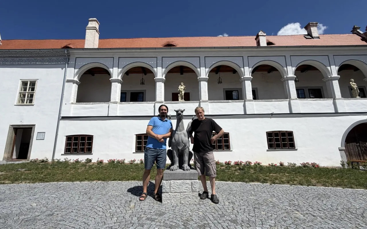 Rodina historického šermíře vlastní malebný zámek se strašidly. Stále ho opravuje