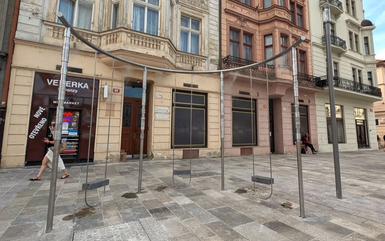 KOMENTÁŘ: Šibenice nebo klepadlo na koberce? Nová atrakce na náměstí budí rozpaky