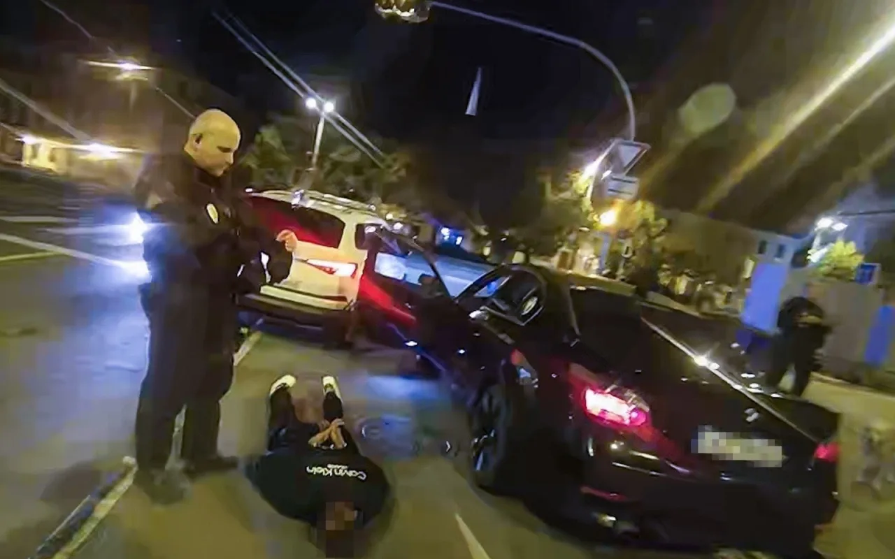 Řidič BMW hnal ulicemi města a ujížděl policii. Jeho vysvětlení bylo absurdní