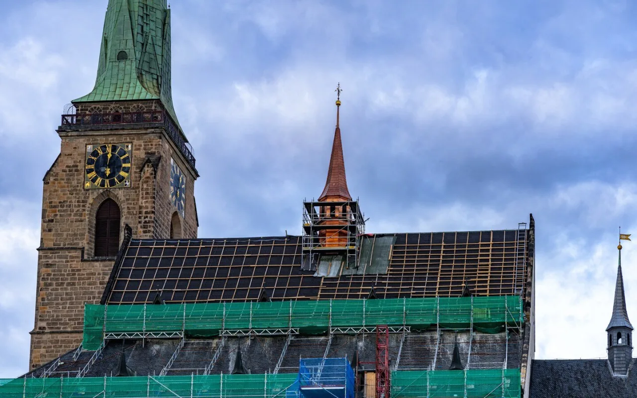 Sanktusová věžička na katedrále září novotou, ukrývá vzkaz budoucím generacím