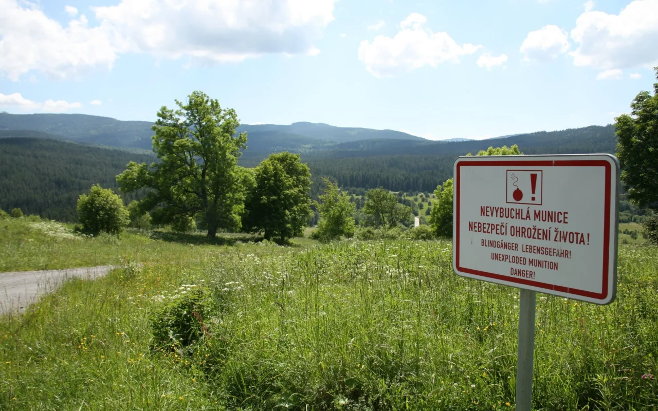 Je tam 200 sudů s nebezpečnými chemikáliemi, uvedl ministr k situaci v NP Šumava