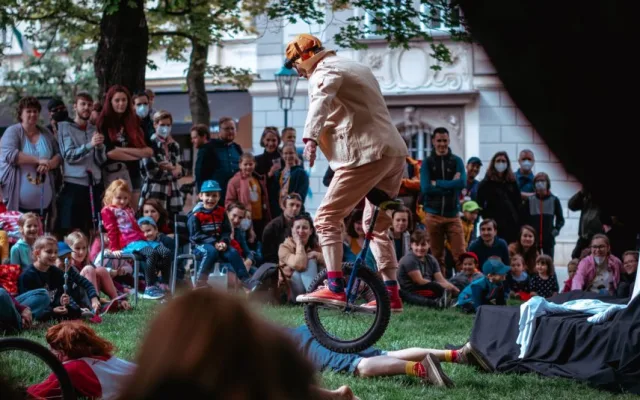 Festival nového divadla a performance Nastevřeno