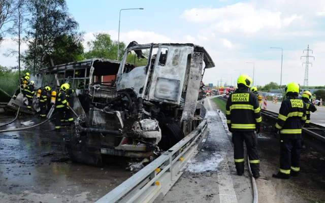 Na Pražském okruhu se dnes srazil kamion převážející tanky s autobusem.