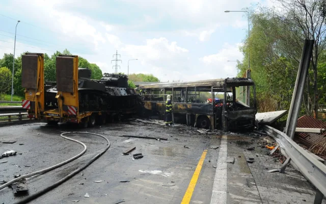 Na Pražském okruhu se dnes srazil kamion převážející tanky s autobusem.