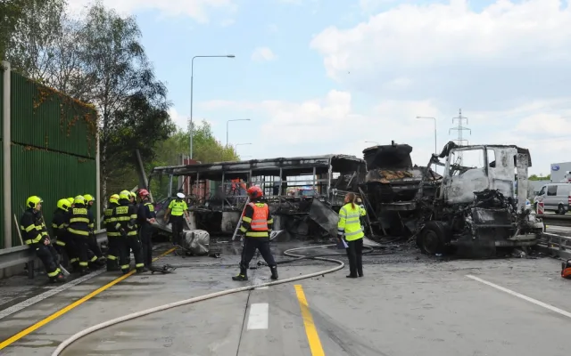 Na Pražském okruhu se dnes srazil kamion převážející tanky s autobusem.