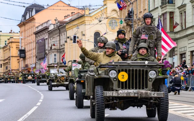 Plzeňské Slavnosti svobody vyvrcholily velkým vojenským konvojem.