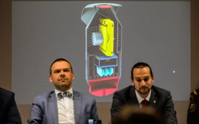 Senzory umístěné pomocí dronů pomohou při zásahu hasičům.