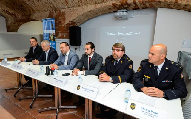 Senzory umístěné pomocí dronů pomohou při zásahu hasičům.