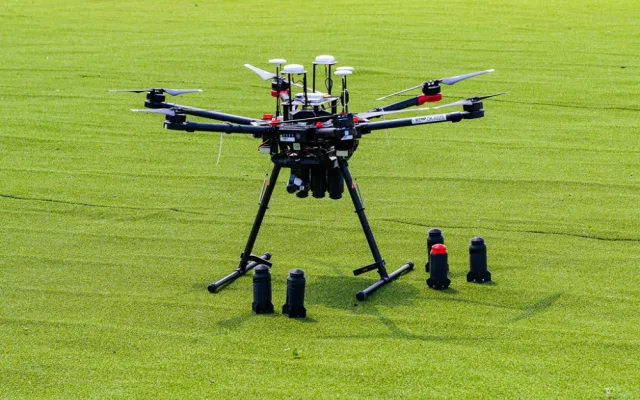Senzory umístěné pomocí dronů pomohou při zásahu hasičům.