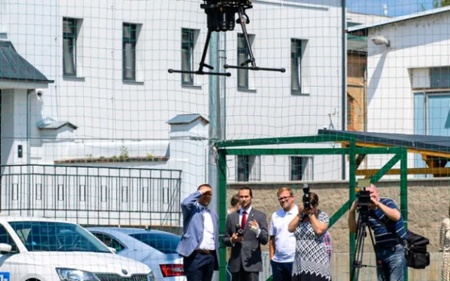 Senzory umístěné pomocí dronů pomohou při zásahu hasičům.