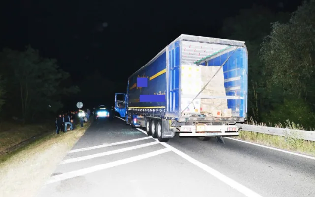 Policie u Plzně zadržela kamion s nelegálním tabákem.