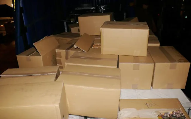 Policie u Plzně zadržela kamion s nelegálním tabákem.