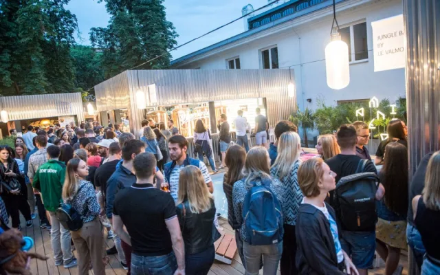 Manifesto má druhou pobočku, kde zaplatíte jen kartou.