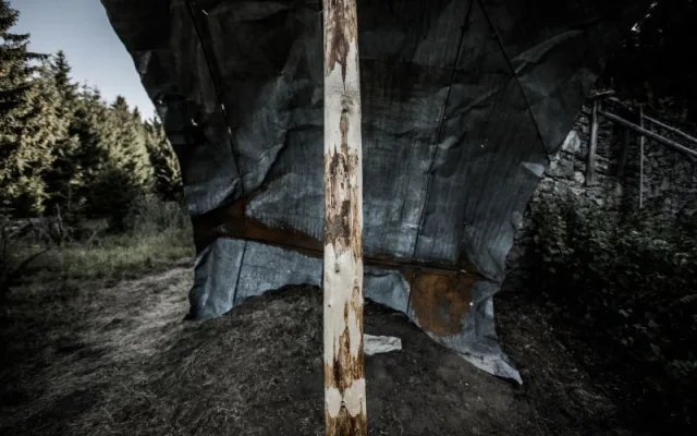 Sochař z Plzně vytvořil v zaniklé osadě instalaci o odsunu Němců.