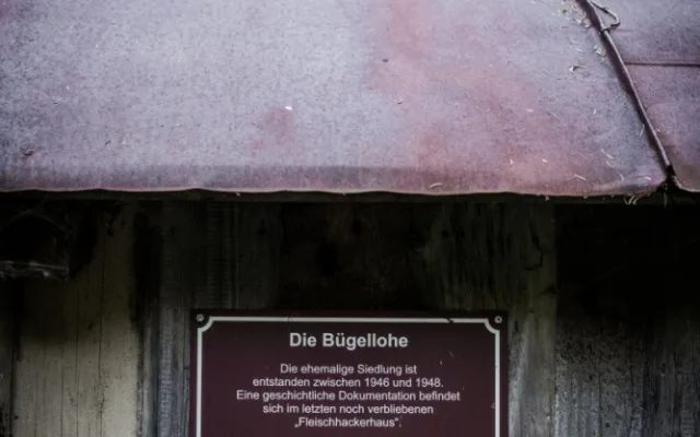 Sochař z Plzně vytvořil v zaniklé osadě instalaci o odsunu Němců.