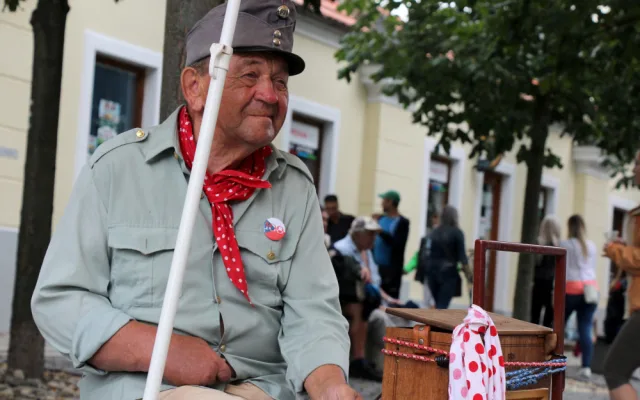 Chodským slavnostem v sobotu nepřálo počasí, přesto městem proudily tisíce lidí.