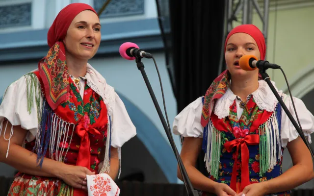 Chodským slavnostem v sobotu nepřálo počasí, přesto městem proudily tisíce lidí.