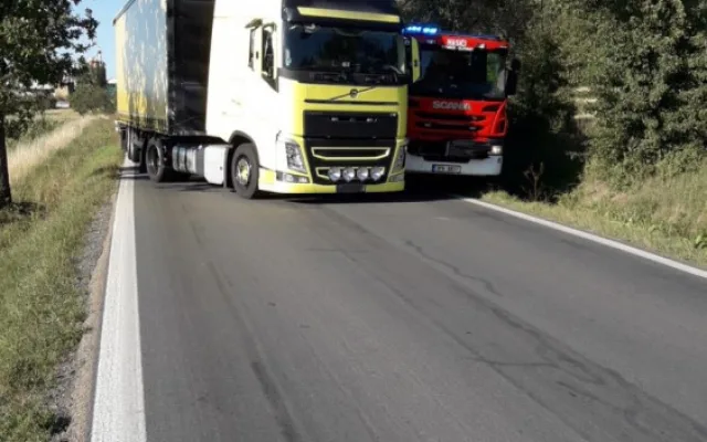 Hasičům vjel do cesty kamion. Nehodě se už nedalo zabránit.
