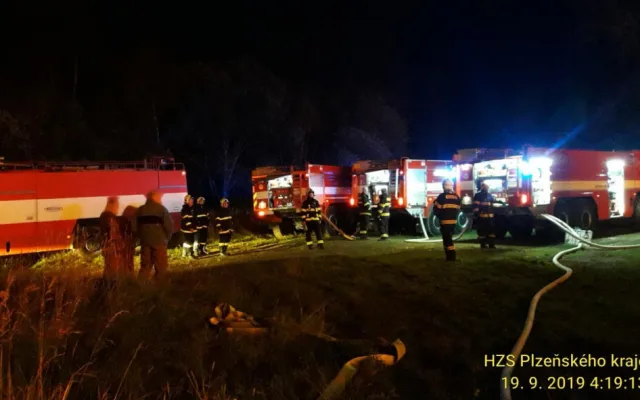 Požár skladu slámy na Plzeňsku zničil 1000 balíků slámy.