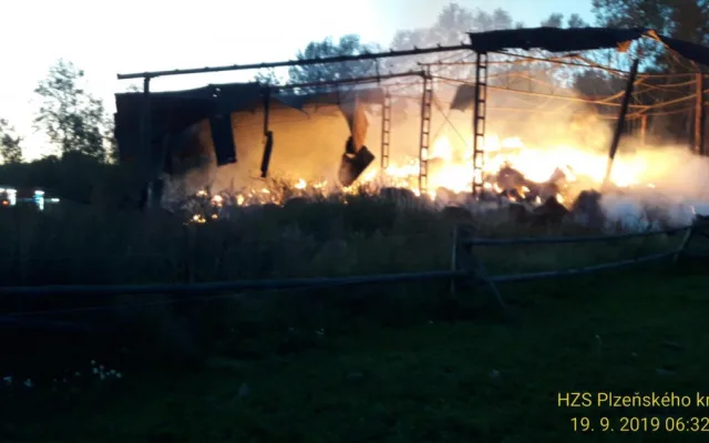 Požár skladu slámy na Plzeňsku zničil 1000 balíků slámy.