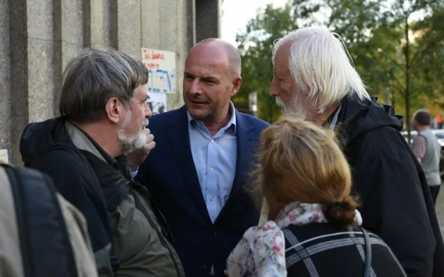 Bývalý dům KSČ v Plzni polepili studenti plakáty jako v roce 1989.