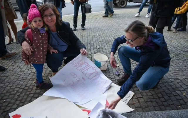 Bývalý dům KSČ v Plzni polepili studenti plakáty jako v roce 1989.