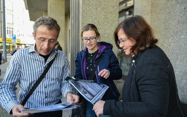 Bývalý dům KSČ v Plzni polepili studenti plakáty jako v roce 1989.