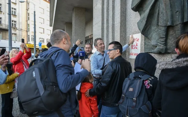 Bývalý dům KSČ v Plzni polepili studenti plakáty jako v roce 1989.