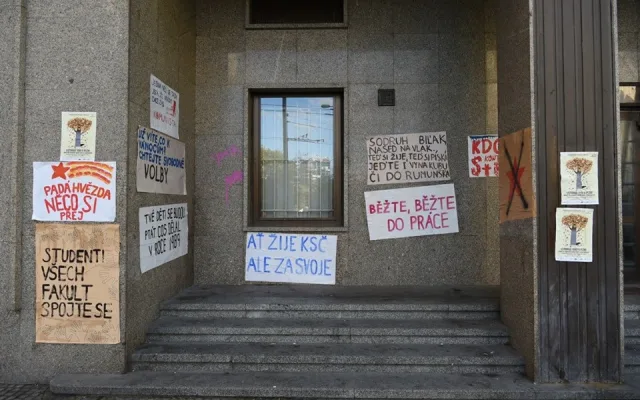 Bývalý dům KSČ v Plzni polepili studenti plakáty jako v roce 1989.