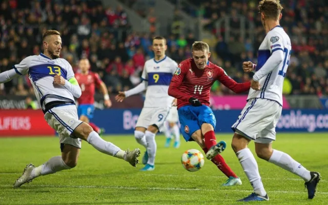 Fotbalisté po obratu porazili Kosovo 2:1 a postoupili na Euro.